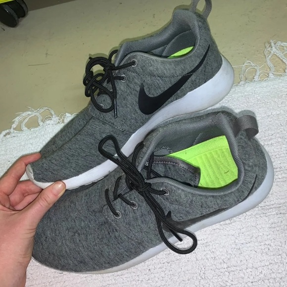 Nike Roshe Sneakers - Picture 3 of 6